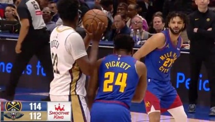 NBA在线观看-真大心脏！戈登眼瞅着要失误 穆雷拿回来顺势骑马射箭压哨中投！